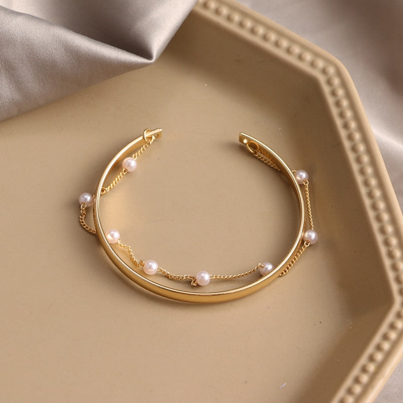 KISS WIFE Simplicity Vintage Pearl Alloy Chain Golden Bracelets For Women Pendant Bracelets On Hand Bangle Fashion Jewelry 2021